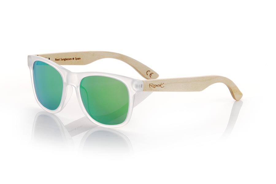 Wood eyewear of Maple LESTER. If you are looking for classic and versatile sunglasses, the LESTER model is perfect for you. With a transparent matte frame and natural MAPLE wood temples, these glasses have a unisex design that adapts to any style. The frame is very light and strong, and is available in a wide variety of solid and mirrored lenses. In addition, its polarized lenses offer you total protection against UV rays. With LESTER glasses you will always be fashionable and protected from the sun. Front Measurement 147x49mm Caliber 54 for Wholesale & Retail | Root Sunglasses® 